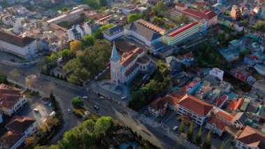 Dalat Şehri, Vietnam 'ın insansız hava aracı kentinin havadan görünüşü, yokuş aşağı, yokuş yukarı eski Fransa mimarisinde Con Ga ya da horoz kilisesi sisli sabahlarda