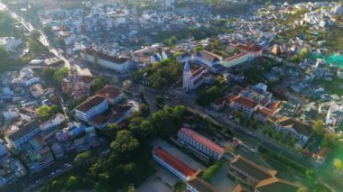 Dalat Şehri, Vietnam 'ın insansız hava aracı kentinin havadan görünüşü, yokuş aşağı, yokuş yukarı eski Fransa mimarisinde Con Ga ya da horoz kilisesi sisli sabahlarda