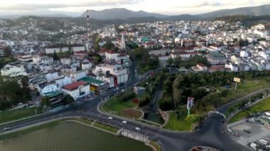 Dalat Şehri, Vietnam 'ın insansız hava aracı kentinin havadan görünüşü, yokuş aşağı, yokuş yukarı eski Fransa mimarisinde Con Ga ya da horoz kilisesi sisli sabahlarda