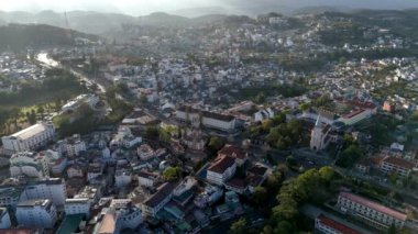 Dalat Şehri, Vietnam 'ın insansız hava aracı kentinin havadan görünüşü, yokuş aşağı, yokuş yukarı eski Fransa mimarisinde Con Ga ya da horoz kilisesi sisli sabahlarda