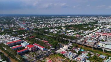 Rach Mieu Köprüsü 'nün Tien Nehri' ni geçişi, Tien Giang 'ı Ben Tre' ye bağlaması, Mekong Deltası 'nda kablo bağlantısı, suda tekne trafiği, yolda araç trafiği.