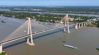 Rach Mieu Köprüsü 'nün Tien Nehri' ni geçişi, Tien Giang 'ı Ben Tre' ye bağlaması, Mekong Deltası 'nda kablo bağlantısı, suda tekne trafiği, yolda araç trafiği.