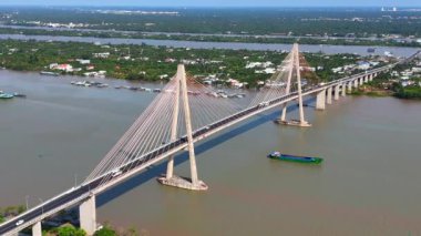 Rach Mieu Köprüsü 'nün Tien Nehri' ni geçişi, Tien Giang 'ı Ben Tre' ye bağlaması, Mekong Deltası 'nda kablo bağlantısı, suda tekne trafiği, yolda araç trafiği.