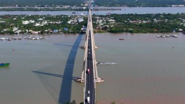 Rach Mieu Köprüsü 'nün Tien Nehri' ni geçişi, Tien Giang 'ı Ben Tre' ye bağlaması, Mekong Deltası 'nda kablo bağlantısı, suda tekne trafiği, yolda araç trafiği.