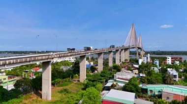 Rach Mieu Köprüsü 'nün Tien Nehri' ni geçişi, Tien Giang 'ı Ben Tre' ye bağlaması, Mekong Deltası 'nda kablo bağlantısı, suda tekne trafiği, yolda araç trafiği.