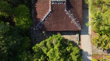 Mekong Deltası 'nın havadan görünüşü, Ben Tre turisti kayısı ya da Bach Mai çiçeği, bir miras ağacı ve Phu Tu Tapınağı' ndaki eski bir ev, Vietnam için bir seyahat yeri.
