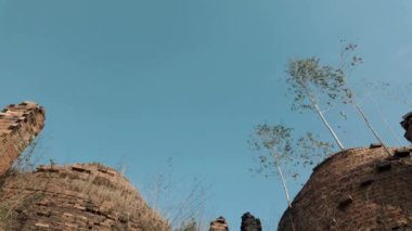 Geleneksel tuğla ocağı hava kirliliğini gaz CO2 salınımına neden olarak iklim değişikliğine neden olur. Bu yüzden tuğlalar kullanılmaz hale gelir.