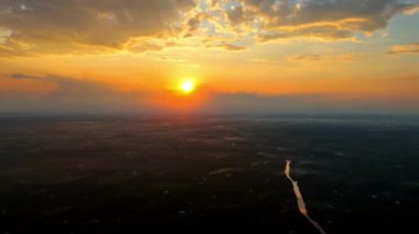 Mekong Deltası 'ndaki gizemli hareketler, palmiye ormanlı hindistan cevizi arazisi, gündoğumu ağaçların tepesindeki sislerin arasından güneş ışığı gökyüzü manzarası, Ben Tre köyü, Vietnam