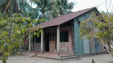 Mekong Deltası kırsalında basit bir kırsal yaşam, bahçeli ve yeşil bahçeli eski ahşap bir ev, Ben Tre Köyü, Viet Nam 'daki eski eviyle sakin bir manzara.