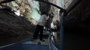 Kayıkçı kayıkçı, Ulusal Park 'taki Phong Nha Ke Bang mağarasına girdi. Kireçtaşı dağının çekim alanı jeolojik, yeraltı varış noktası Vietnamlı Quang Binh.