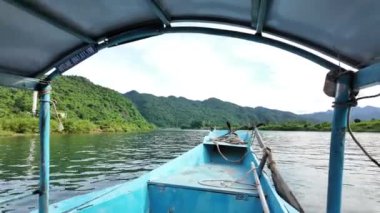 QUANG BINH, VIET NAM - 17 Haziran 2024: Phong Nha Ke Bang Ulusal Parkı 'nı gezmek için tekne nakliyecileri grubu, Vietnam' ın Quang Binh kentindeki Vietnamlıların mirasını görmek için nehre ilerleyin.