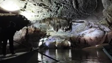 Kayıkçı kayıkçı, Ulusal Park 'taki Phong Nha Ke Bang mağarasına girdi. Kireçtaşı dağının çekim alanı jeolojik, yeraltı varış noktası Vietnamlı Quang Binh.