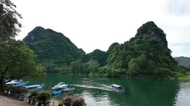 QUANG BINH, VIET NAM - 16 Haziran 2024: Rıhtımda yüzen bir grup tekne, Quang Binh 'deki Phong Nha Ke Bang Ulusal Parkı' nda seyahat eden ulaşım gezgini, dağlık ve nehir kenar mahalleleri