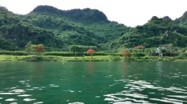 Yazın Vietnam 'ı gezmek güzel bir manzara, nehirli kireçtaşı sıradağları, sudaki dalgalar, temiz hava atmosferli yeşil manzaralar sakin bir tatil yapar.