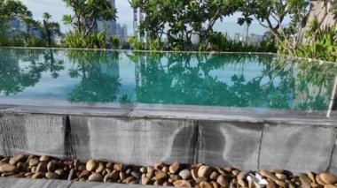 Minh butik, Da Nang City 'de harika bir çatı yüzme havuzu, çatı havuzu manzarası tesisat çiçeği, çakıl taşı, yüzmek için temiz su, lüks otel, yaz tatilinde dinlenmek.