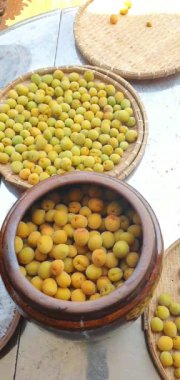 Kayısı veya Japon eriğinden lezzetli içecek yapmak için ham madde. Tuzlu, mevsimlik meyve. Sağlığa, beslenmeye, zengin vitamine iyi gelir.