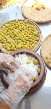 Kayısı veya Japon eriğinden lezzetli içecek yapmak için ham madde. Tuzlu, mevsimlik meyve. Sağlığa, beslenmeye, zengin vitamine iyi gelir.