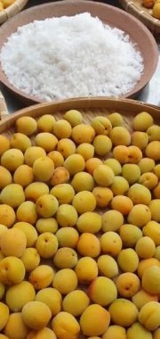 Kayısı veya Japon eriğinden lezzetli içecek yapmak için ham madde. Tuzlu, mevsimlik meyve. Sağlığa, beslenmeye, zengin vitamine iyi gelir.