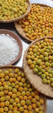 Kayısı veya Japon eriğinden lezzetli içecek yapmak için ham madde. Tuzlu, mevsimlik meyve. Sağlığa, beslenmeye, zengin vitamine iyi gelir.