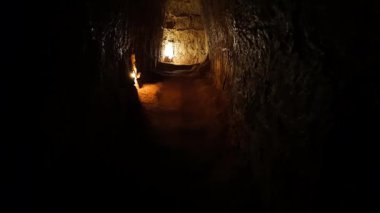 Kapalı bir Cu Chi tüneli, Vietnam savaşının tarihi sığınağı, Ho Chi Minh şehir seyahatinin ünlü mekanları, Vietkong 'un savaş kamuflajıyla yaşadığı yerler.