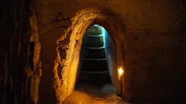 Kapalı bir Cu Chi tüneli, Vietnam savaşının tarihi sığınağı, Ho Chi Minh şehir seyahatinin ünlü mekanları, Vietkong 'un savaş kamuflajıyla yaşadığı yerler.