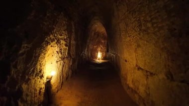 Kapalı bir Cu Chi tüneli, Vietnam savaşının tarihi sığınağı, Ho Chi Minh şehir seyahatinin ünlü mekanları, Vietkong 'un savaş kamuflajıyla yaşadığı yerler.