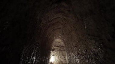 Kapalı bir Cu Chi tüneli, Vietnam savaşının tarihi sığınağı, Ho Chi Minh şehir seyahatinin ünlü mekanları, Vietkong 'un savaş kamuflajıyla yaşadığı yerler.