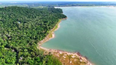 Dau tieng yapay gölü, Vietnam ve Güneydoğu Asya 'nın en büyük sulama gölü Tay Ninh, Binh Duong, Binh Phuoc, Sai gon nehrinin yukarısında yer alır.