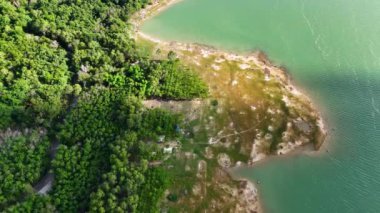 Dau tieng yapay gölü, Vietnam ve Güneydoğu Asya 'nın en büyük sulama gölü Tay Ninh, Binh Duong, Binh Phuoc, Sai gon nehrinin yukarısında yer alır.