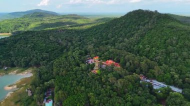 Dau tieng yapay gölü, Vietnam ve Güneydoğu Asya 'nın en büyük sulama gölü Tay Ninh, Binh Duong, Binh Phuoc, Sai gon nehrinin yukarısında yer alır.