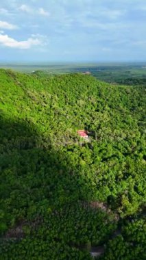 Dau tieng yapay gölü, Vietnam ve Güneydoğu Asya 'nın en büyük sulama gölü Tay Ninh, Binh Duong, Binh Phuoc, Sai gon nehrinin yukarısında yer alır.