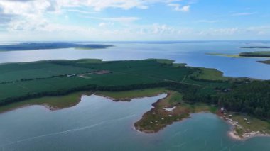 Dau tieng yapay gölü, Vietnam ve Güneydoğu Asya 'nın en büyük sulama gölü Tay Ninh, Binh Duong, Binh Phuoc, Sai gon nehrinin yukarısında yer alır.