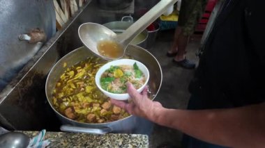 Vejetaryen Tayland eriştesi ya da vejetaryen restoranındaki lokantalara Bun Thai servis etmek için kullanılıyor. Bu meşhur Vietnam sokak yemeği, vejetaryen yemeği sağlığa iyi gelir.