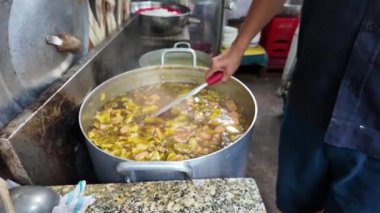 Vejetaryen Tayland eriştesi ya da vejetaryen restoranındaki lokantalara Bun Thai servis etmek için kullanılıyor. Bu meşhur Vietnam sokak yemeği, vejetaryen yemeği sağlığa iyi gelir.