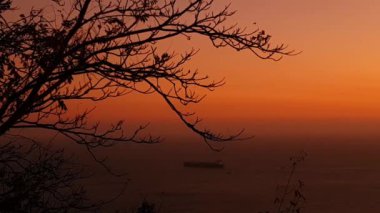 Gün batımında güneş battığında romantik manzara