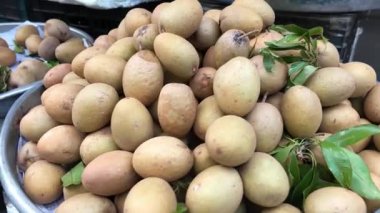 Sapodilla meyvesi veya sam po che veya hong xiem, Vietnam tropikal tarım ürünü açık hava meyve pazarında satışta, Cho Lon, Ho chi Minh şehri, Vietnam