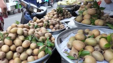 Sapodilla meyvesi veya sam po che veya hong xiem, Vietnam tropikal tarım ürünü açık hava meyve pazarında satışta, Cho Lon, Ho chi Minh şehri, Vietnam