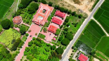 Manzaranın insansız hava aracı Quang Trung Kral Müzesi Binh Dinh 'in ünlü bir yeri Tay Oğlu kırsalında tarihi bir yer antik mimar, kırmızı kiremit çatılı, ihtişamlı bir geçmişi var.