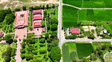 Manzaranın insansız hava aracı Quang Trung Kral Müzesi Binh Dinh 'in ünlü bir yeri Tay Oğlu kırsalında tarihi bir yer antik mimar, kırmızı kiremit çatılı, ihtişamlı bir geçmişi var.