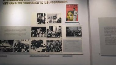 HO CHI MINH ŞEHRİ, VİETT Adı - 27 Temmuz 2024: Vietnam Savaş Kalıntıları Müzesi, Saigon, Vietnam duvarlarında Vietnam 'da Vietnam' da Vietnam 'daki Vietnam Savaşı' dan kalma Amerikan Ordusu 'nun suçlarıyla ilgili birçok fotoğraf