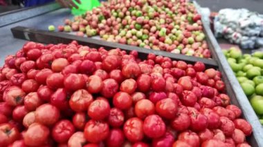 HO CHI MINH CITY, VIET NAM - 27 Temmuz 2024: Escobillo, açık meyve pazarında satışta olan Vietnam kirazı veya öyle ri, tarım ürünü olarak bilinir, Cho Lon