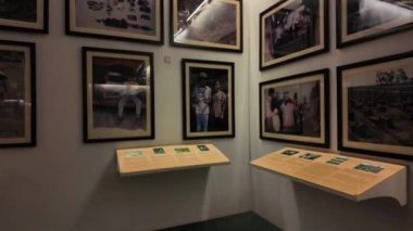 HO CHI MINH ŞEHRİ, VİETT Adı - 27 Temmuz 2024: Vietnam Savaş Kalıntıları Müzesi, Saigon, Vietnam duvarlarında Vietnam 'da Vietnam' da Vietnam 'daki Vietnam Savaşı' dan kalma Amerikan Ordusu 'nun suçlarıyla ilgili birçok fotoğraf