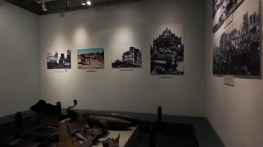 HO CHI MINH ŞEHRİ, VİETT Adı - 27 Temmuz 2024: Vietnam Savaş Kalıntıları Müzesi, Saigon, Vietnam duvarlarında Vietnam 'da Vietnam' da Vietnam 'daki Vietnam Savaşı' dan kalma Amerikan Ordusu 'nun suçlarıyla ilgili birçok fotoğraf