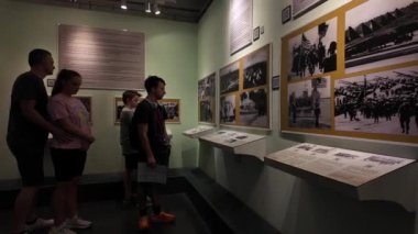 HO CHI MINH ŞEHRİ, VİETT Adı - 27 Temmuz 2024: Vietnam Savaş Kalıntıları Müzesi, Saigon, Vietnam duvarlarında Vietnam 'da Vietnam' da Vietnam 'daki Vietnam Savaşı' dan kalma Amerikan Ordusu 'nun suçlarıyla ilgili birçok fotoğraf