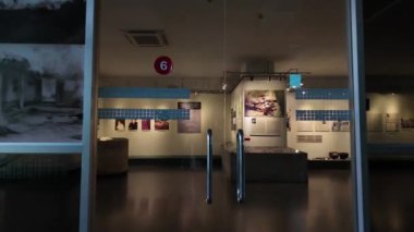 HO CHI MINH ŞEHRİ, VİETT Adı - 27 Temmuz 2024: Vietnam Savaş Kalıntıları Müzesi, Saigon, Vietnam duvarlarında Vietnam 'da Vietnam' da Vietnam 'daki Vietnam Savaşı' dan kalma Amerikan Ordusu 'nun suçlarıyla ilgili birçok fotoğraf