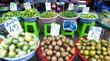 HO CHI MINH ŞEHRİ, VİETİT Adı - 27 Temmuz 2024: Birçok çeşit limon ve baharat açık hava meyve pazarında fiyat etiketleriyle satılıyor, Cho Lon, Vietnam