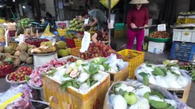 HO CHI MINH ŞEHRİ, VİETT Adı - 27 Temmuz 2024: Açık meyve pazarında, Cho Lon, Vietnam