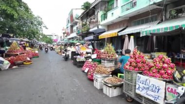 HO CHI MINH ŞEHRİ, VİETT Adı - 27 Temmuz 2024: Açık meyve pazarında, Cho Lon, Vietnam
