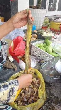 Kömürde kızartılmış patlıcan, açık pazarda günlük yiyecekler, yeşil soğanlı sokak yemekleri yemeye hazır.