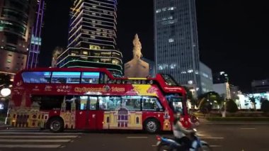 HO CHI MINH CITY, VIET NAM - 26 AUG 2024: Çift katlı otobüsteki turist Zıpla hareketli ve hareketli caddeye, kentsel Saygon 'un gece hayatını görmeye, huşu dolu toplu taşıma yolculuğuna